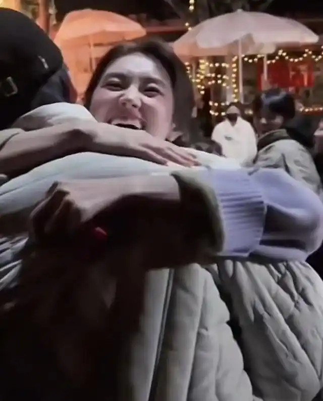 娱乐圈中假情侣_私人情感商业KPI转化_内娱假顶流情侣探班撕开炒CP剧本